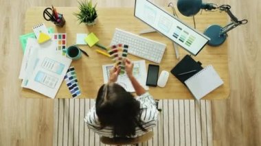 Bilgisayar masasında çalışan akıllı telefon ekranı çizimi yapan ux tasarımcısının zamanaşımına yakınlaş