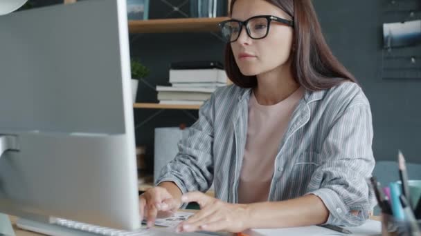 Portrait au ralenti d'une jeune femme d'affaires travaillant avec un ordinateur à la maison bâillant se sentant fatiguée — Video