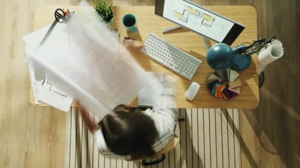 Vue de dessus laps de temps de femme architecte travaillant avec des plans en papier et ordinateur occupé au bureau — Video