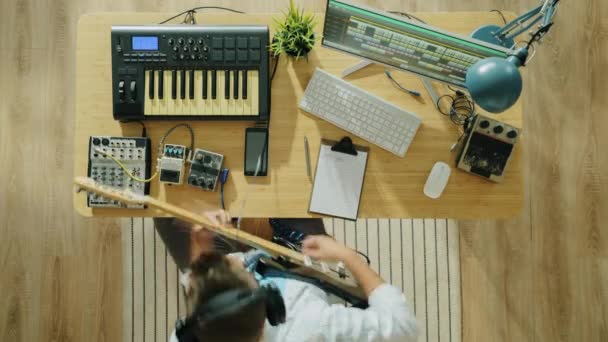 专业音乐家用现代设备演奏电吉他和键盘的时间间隔 — 图库视频影像