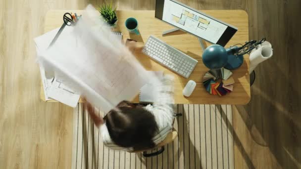 Time lapse de jeunes architectes féminines travaillant au bureau en regardant les plans et en utilisant l'ordinateur — Video