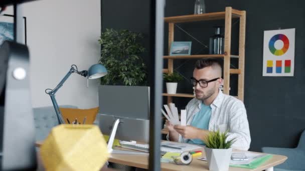 Ofisteki bilgisayarı kullanarak akıllı telefon uygulama arayüzü için renk seçen çekici erkek tasarımcının portresi — Stok video