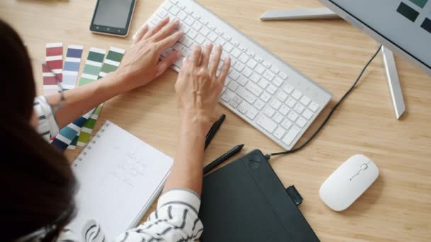 Primer plano de cámara lenta de mano ladys utilizando teclas inalámbricas de trabajo con PC en la oficina — Vídeo de stock