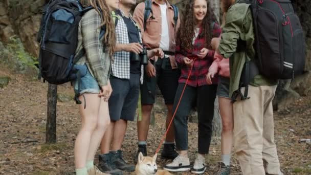 Movimiento lento de los mejores amigos turistas uniendo las manos expresando la conexión y la unidad de pie en el bosque juntos — Vídeos de Stock