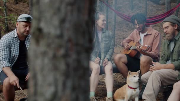 Kampçıların gitar dinlemesi ve ormanda şirin Shiba Inu köpeğiyle oynaması. — Stok video