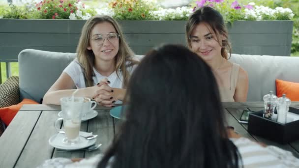 Carefree people women having fun talking and laughing enjoying lunch outdoors in street cafe — Stock Video