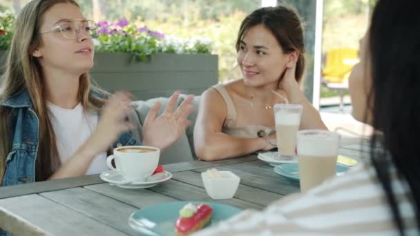 Happy girls friends chatting laughing having fun enjoying lunch time in street cafe — Stock Video