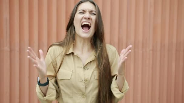 Retrato em câmera lenta de uma jovem furiosa gritando expressando raiva e agressão ao ar livre — Vídeo de Stock