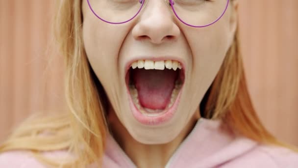 Close-up portrait of stressed woman blonde screaming expressing extreme emotions outdoors — Stock Video