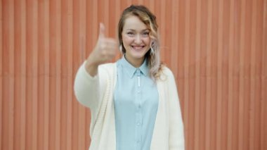 Neşeli bir bayanın portresi gülümsüyor ve dışarıda hayatın tadını çıkarıyor.