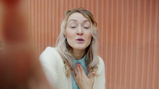 POV portret van gezellige dame chatten op mobiele telefoon uiten emoties gebaren buiten — Stockvideo