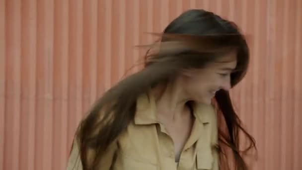 Lento movimento de bonito jovem mulher acenando cabeça se divertindo com cabelos longos e rindo ao ar livre — Vídeo de Stock