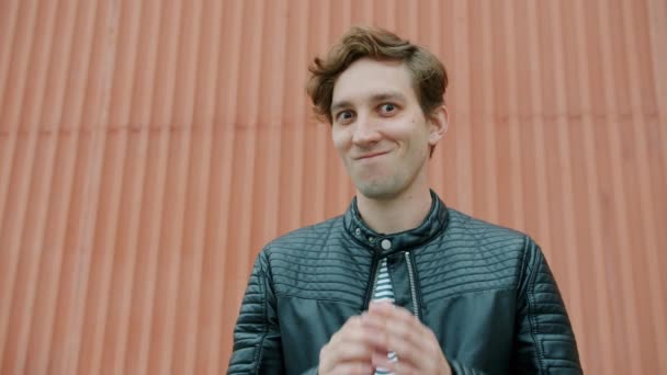 Portré gonosz fickó dörzsölés kezét, és mosolygós, hogy terv áll a szabadban — Stock videók