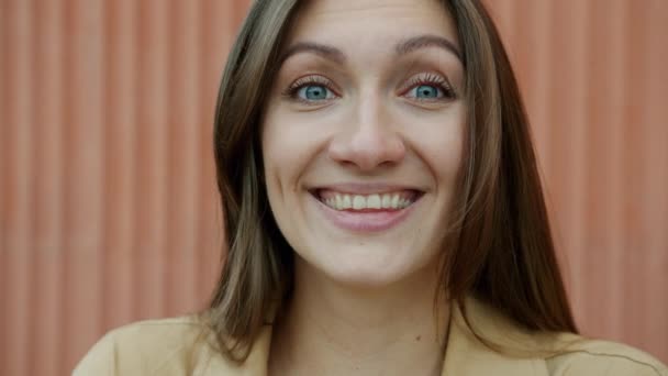 Close-up portret van vrolijk meisje het maken van grappige gezichten kijken naar camera buiten — Stockvideo