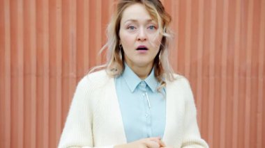 Kendinden geçmiş bir kadının çığlıkları dışarıda mutluluk ve neşe ifade ediyor.