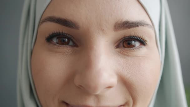 Retrato de cámara lenta de primer plano de la hermosa mujer hijabi mirando a la cámara — Vídeos de Stock