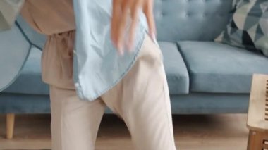 Aktif Müslüman kız dansının portresi dairede eğlenceli aktiviteler yapıyor.