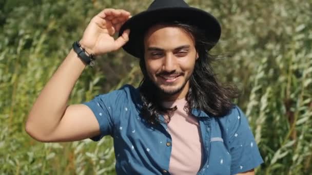 Baard Midden-Oosten man dragen zomer hoed buiten met de natuur op de achtergrond — Stockvideo