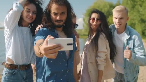 Radostné mladé lidi přátelé brát selfie a tanec venku na pláži párty — Stock video