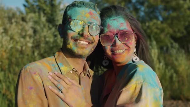 喜びのカップル男と女のスローモーションポートレートカバーでペイントパウダーでホリ祭り — ストック動画