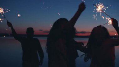 Geceleri havai fişeklerle dans eden maceraperest gençlerin ağır çekimleri
