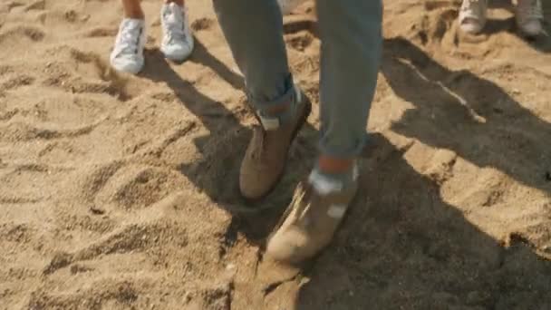 Incline-se retrato de amigos felizes jovens dançando na areia na festa de praia desfrutando de música e verão — Vídeo de Stock