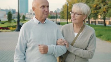 Kasabada yürüyen ve yaz gününün tadını çıkaran birkaç neşeli son sınıf öğrencisinin ağır çekimleri.