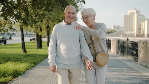 Gelukkig getrouwd stel wandelen in de stad hand in hand sightseeing genieten van de dag buiten — Stockvideo