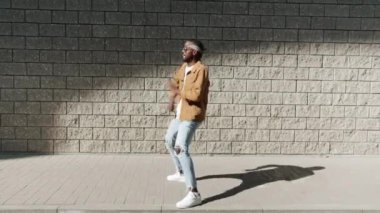Yetenekli break dans sanatçısı Afro-Amerikan bir adam açık havada eğleniyor.
