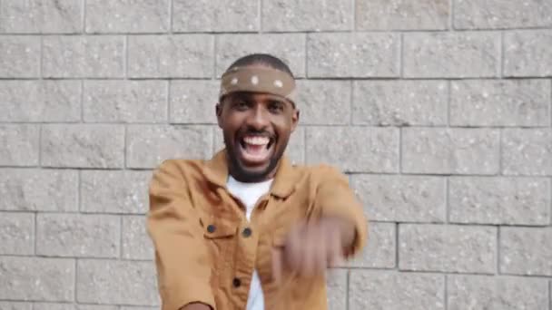 見栄えの良いアフリカ系アメリカ人の男の肖像外にカメラを見て腕を踊る — ストック動画