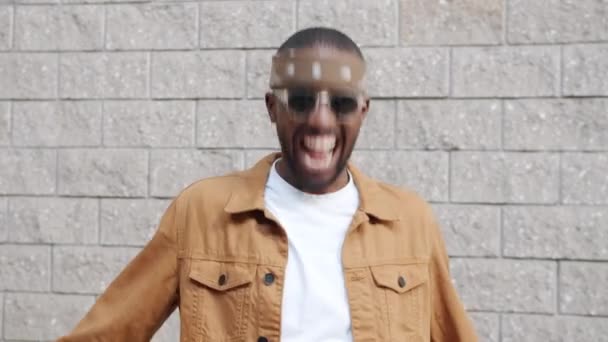 Porträt eines fröhlichen Afroamerikaners, der im Freien lacht und nickt — Stockvideo