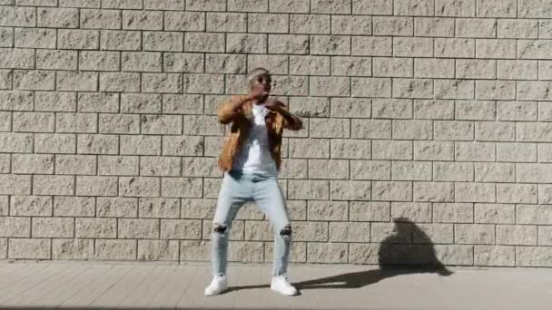 Portrait de joyeux danseur afro-américain hip-hop se déplaçant bras performant à l'extérieur — Video