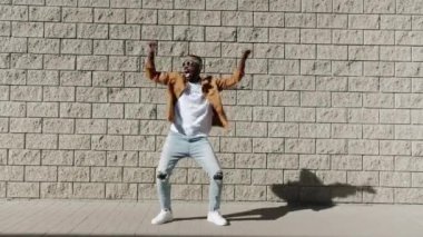 Çekici Afro-Amerikan dansçıların sonsuz döngüsü. Kollarını dışarı çıkararak eğleniyorlar.
