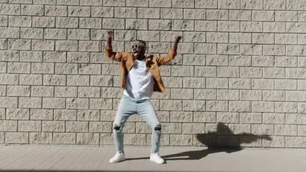 Nekonečná smyčka atraktivní afroamerické tanečnice, která se baví pohybováním paží venku — Stock video