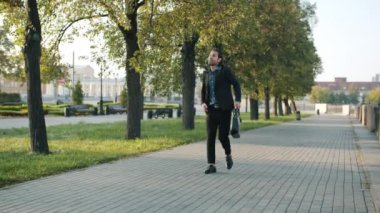 Şehirli caddelerde yürüyen hırslı girişimci mutluluğu ifade ediyor.