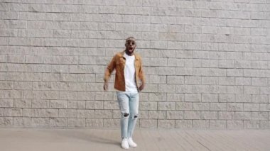 Neşeli Afrikalı Amerikalı öğrencilerin dans döngüsü dans ederek açık havada kameraya bakıyor.