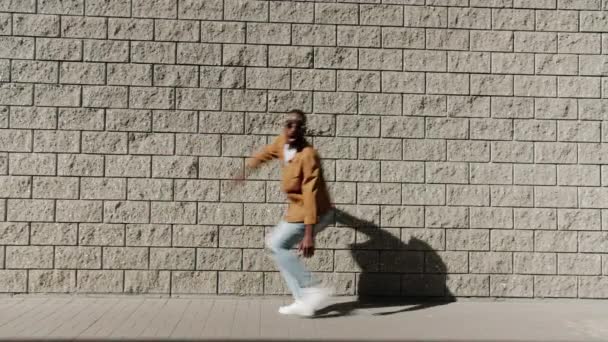 Ciclo infinito di pazzo afro-americano che corre ballando e si diverte all'aperto — Video Stock