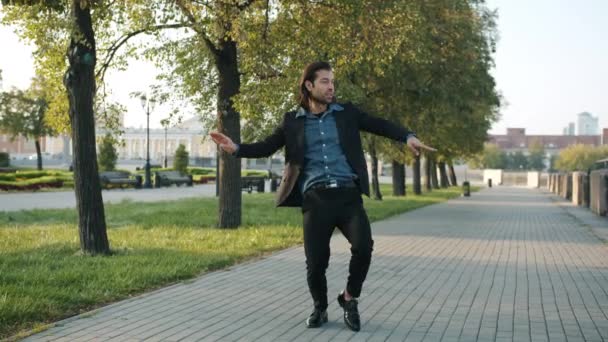Porträtt av glad brunett bär elegant kostym dans utomhus gör vågen flytta i urban gata — Stockvideo