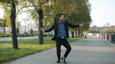 Açık havada dans eden esnek melez iş adamlarının dalga hareketleri.