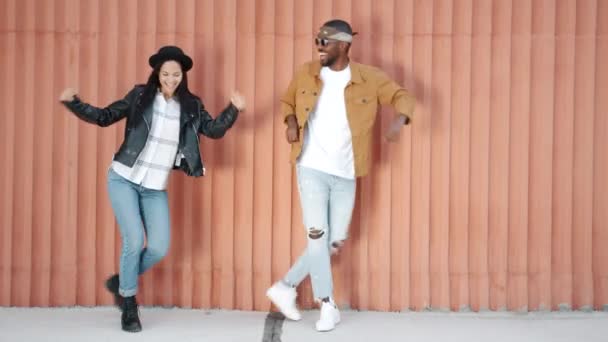 Boucle de danse de Afro-Américain mec et mixte race fille performant en plein air souriant — Video