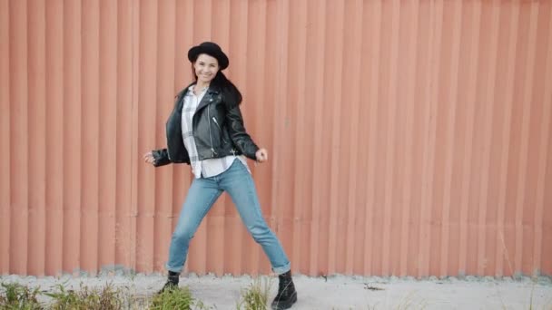 Dance loop van mooie vrouw hipster dansen buiten genieten van zomerdag en kijken naar camera — Stockvideo