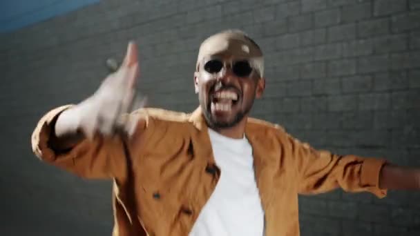 Ritratto inclinato di un cantante rap afro-americano che parla e salta all'aperto nella giornata estiva — Video Stock
