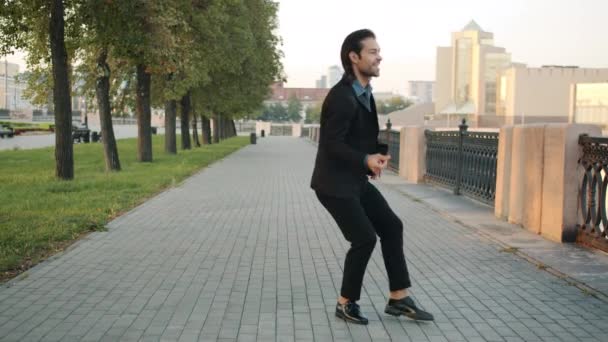 Slow motion porträtt av kreativa unga affärsman dans utomhus i modern stad — Stockvideo