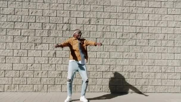 Alegre afroamericano chico hip-hop bailarín divertirse al aire libre tratando de movimientos en soleado día de verano — Vídeos de Stock