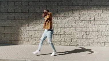 Çekici Afro-Amerikalı adamın portresi komik yüz ifadeleriyle dans ediyor aktiviteden zevk alıyor