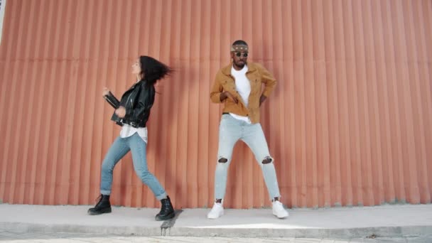 Lento movimiento de bailarines alegres afroamericanos y caucásicos realizando al aire libre — Vídeos de Stock