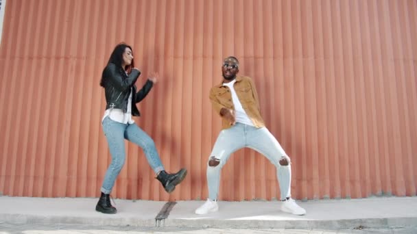 Bailarines afroamericanos y caucásicos que se divierten al aire libre disfrutando de la música — Vídeos de Stock