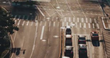 Dinamik bir şehir trafiği kavşaklarda gezinen araçları yakalıyor, şehir ulaşımının sürekli hareketini ve akışını vurguluyor. Zaman aşımı, Seul, Güney Kore