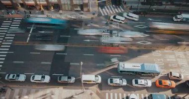 Canlı bir şehir caddesi, şehir trafiği ve günlük trafiğin koşuşturmasını gösteren araçların sürekli hareketini yakalıyor. Zaman aşımı, Seul, Güney Kore