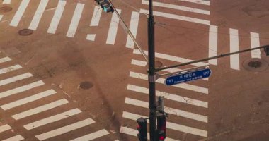 Kırmızı ışıktan yeşile bir trafik ışığı geçişi, kavşaktan geçen araçlar gibi yaya geçitleri ve sokak işaretlerini vurguluyor. Zaman aşımı, Seul, Güney Kore